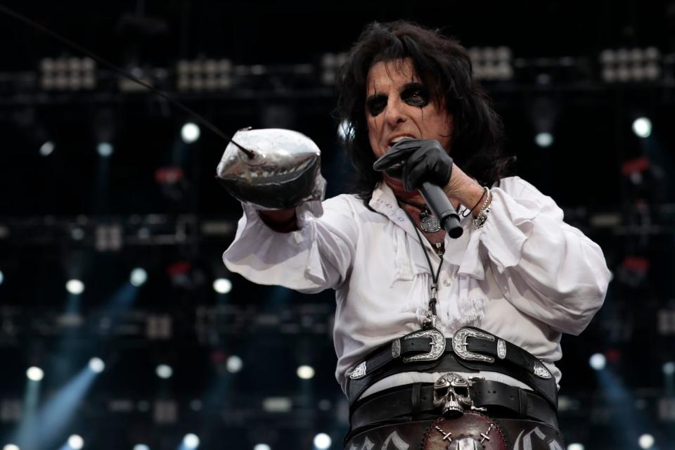 Der Glauben habe ihm geholfen, seine Alkoholsucht zu überwinden, wie Alice Cooper einst in einem Interview erklärte, und: "Jesus hat zu mir gesagt: Wenn Du Rockstar sein willst, sei der beste!" In seiner Show gäbe es zudem nichts Satanisches, sondern nur "eine Menge schwarzen Humor und andere lustige Dinge". (Bild: 2020 Getty Images/Cole Bennetts)