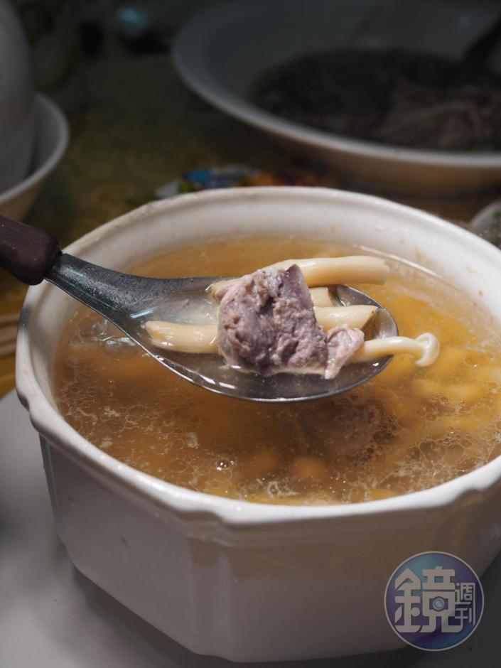 最後上桌的「山藥養生湯」，擔負貼心的醒酒功能。