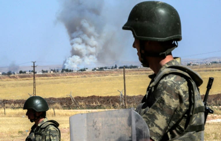 Turkey has shelled Islamic State positions in Syria for a second day, in response to mortar fire from across the border, reports say