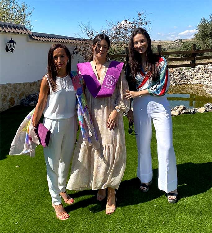 Beatriz Corredor con sus hijas