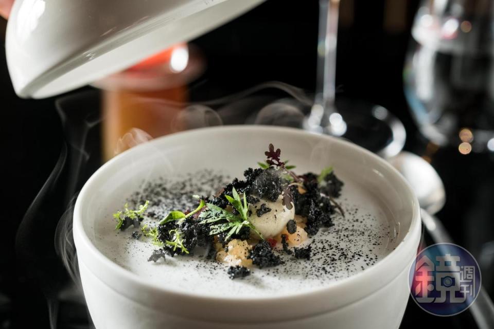 「香樂園」以分子廚藝呈現臭豆腐的氣味與酥脆口感。（3,280元套餐內容）