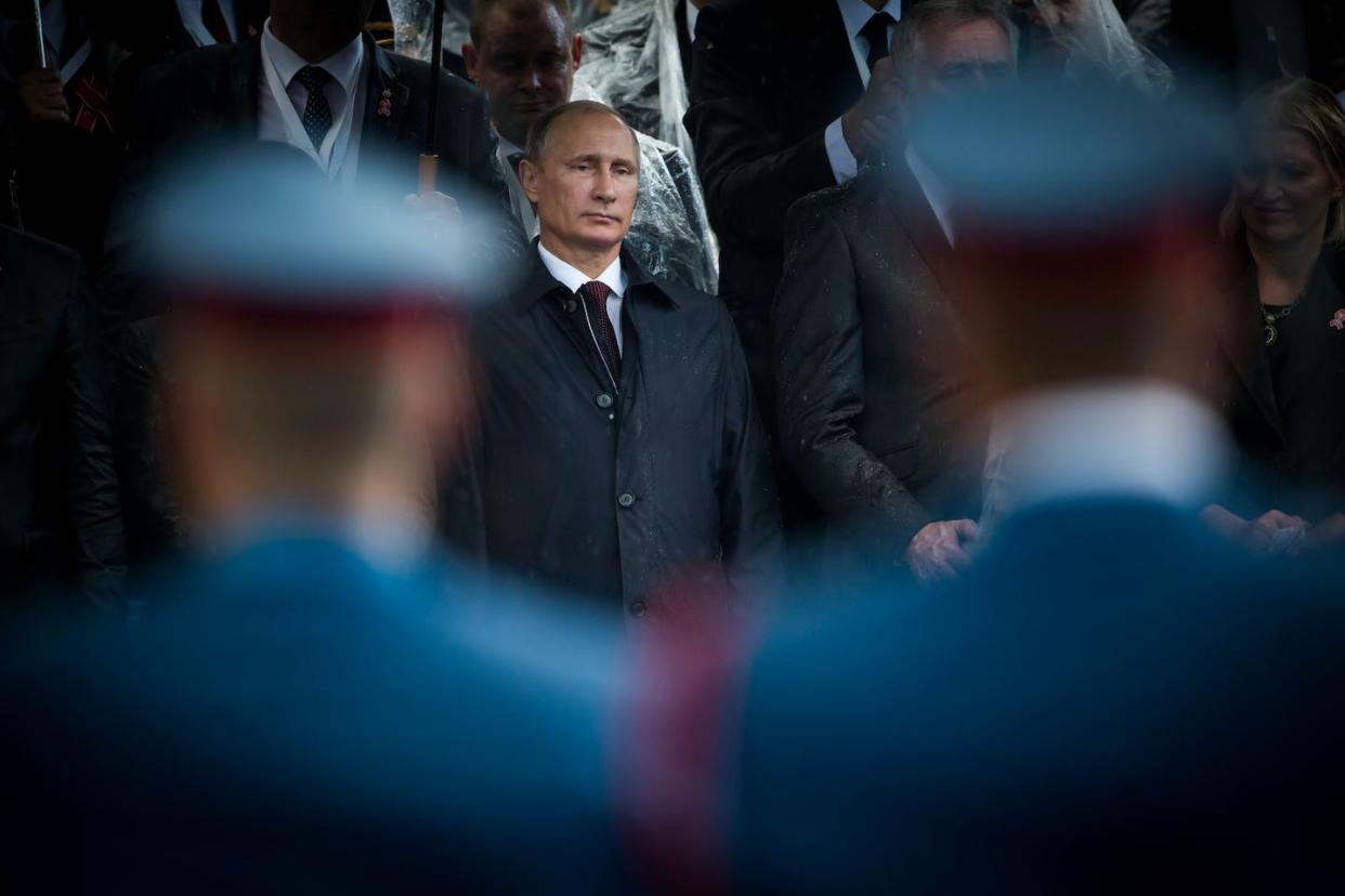 October 16, 2014: Russian President seen through the soldiers during the military parade March of the victorious in Belgrade. <a href="https://www.shutterstock.com/es/image-photo/belgrade-serbia-october-16-2014-russian-1068582437" rel="nofollow noopener" target="_blank" data-ylk="slk:Dimitrije Ostojic / Shutterstock;elm:context_link;itc:0;sec:content-canvas" class="link ">Dimitrije Ostojic / Shutterstock</a>