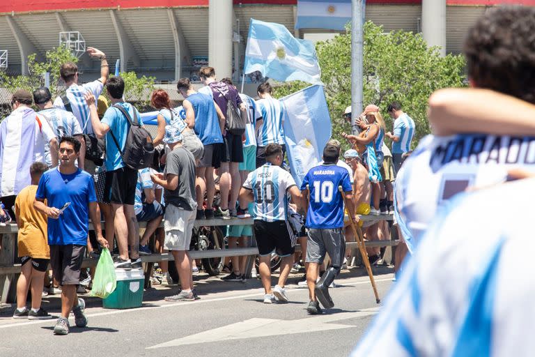 La baranda del puente Labruna, una platea preferencial para el cancelado paso de la selección 