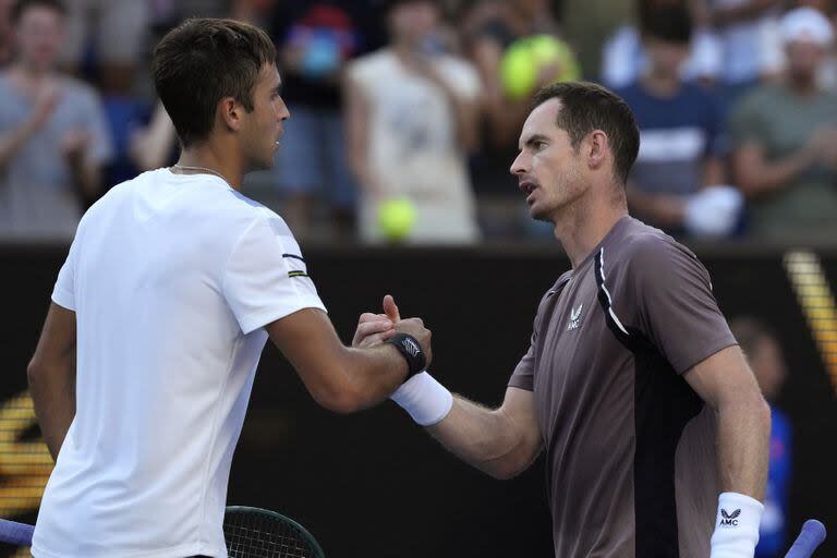 Andy Murray y el platense Tomás Etcheverry, en enero pasado, en Australia