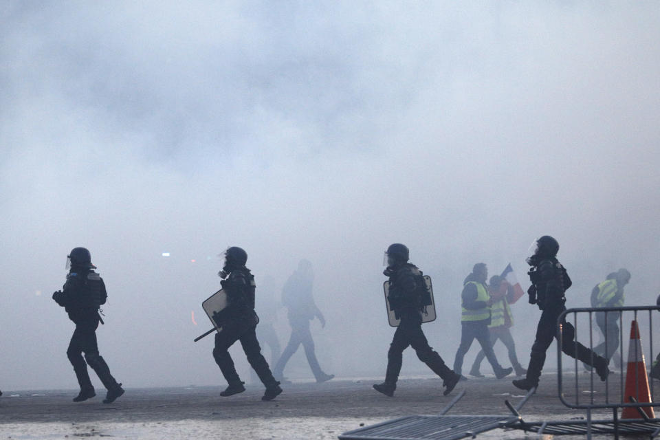 Antigovernment protesters clash with police in Paris