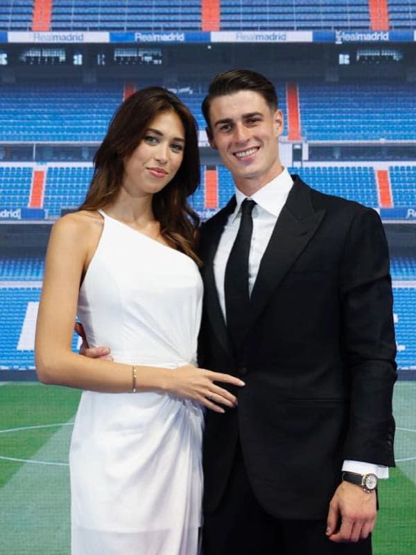 Presentación del portero Kepa con su mujer en el Real Madrid 