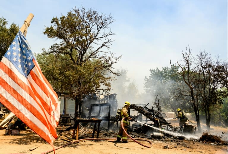 Travail des pompiers après le passage de l'incendie à Oroville, dans le nord de la Californie, le 3 juillet 2024 (JOSH EDELSON)