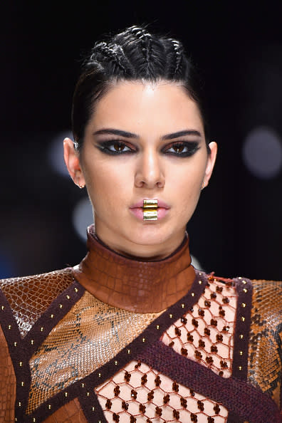 <p>Llevar el cabello recogido en una hermosa trenza que evoque la cultura tribal es la tendencia que marcan las pasarelas. Súmate inspirándote en el peinado de Kendall Jenner. Se trata de una propuesta de Balmain: tres trenzas de raíz paralelas que parten desde la frente. <em>Foto: Pascal Le Segretain/Getty Images </em> </p>