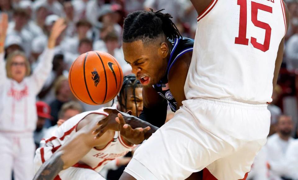 Duke’s Mark Mitchell (25) looses the ball while defended by Arkansas’ Makhi Mitchell (15) during the first half of Duke’s game against Arkansas at Bud Walton Arena in Fayetteville, Ark., Weds. Nov. 29, 2023.