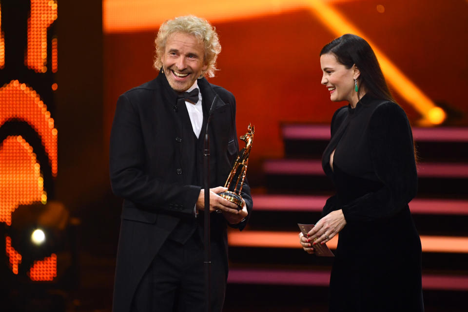 Thomas Gottschalk bekommt von Liv Tyler einen Ehrenbambi oder Sonderbambi oder Garantiebambi oder wie man das nun nennt. Seine sind abgebrannt, dafür erhält er einen neuen. (Bild: Getty Images)