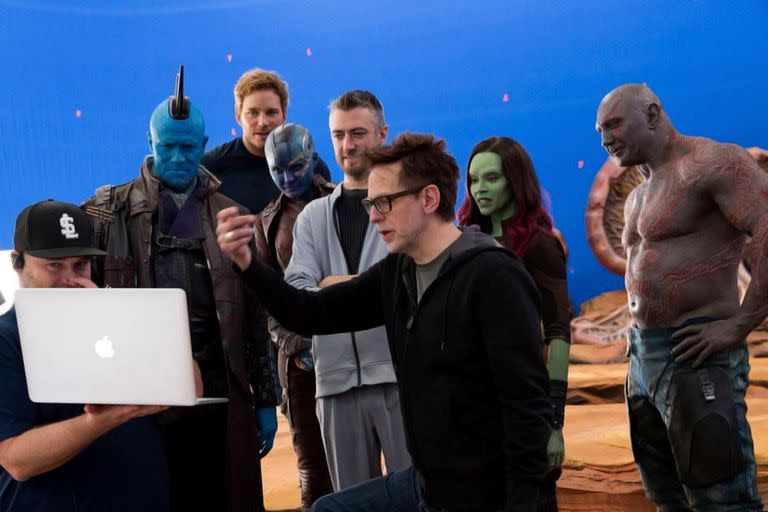 James Gunn y todo el elenco de Guardianes de la galaxia durante el rodaje de la tercera entrega de sus aventuras, actualmente en cartel