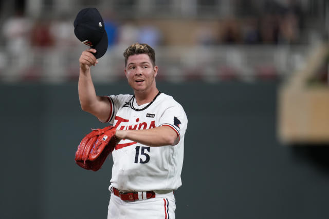 Julien's pinch-hit homer starts 5-run inning; Twins beat Royals 8-4