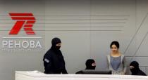 Members of Russia's FSB security service are seen in the offices of Renova during a search of the offices of its subsidiary, T Plus, which also shares the premises of Renova, in Moscow, Russia, September 5, 2016. REUTERS/Sergei Karpukhin