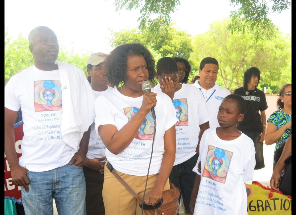  Immigrant families rally at detention center for Father's Day, call on Rubio, Diaz-Balart 