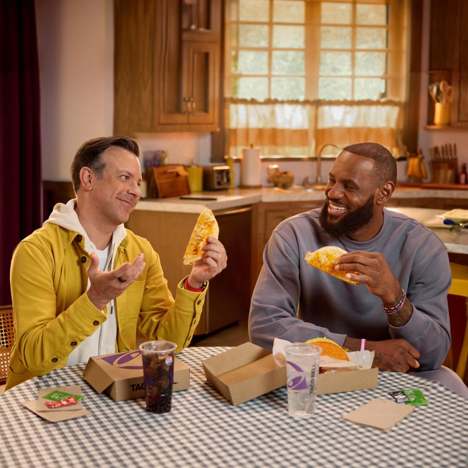 LeBron James and Jason Sudeikis star in a new Taco Bell commercial featuring the fast food chain's new $5 Taco Discovery Box.