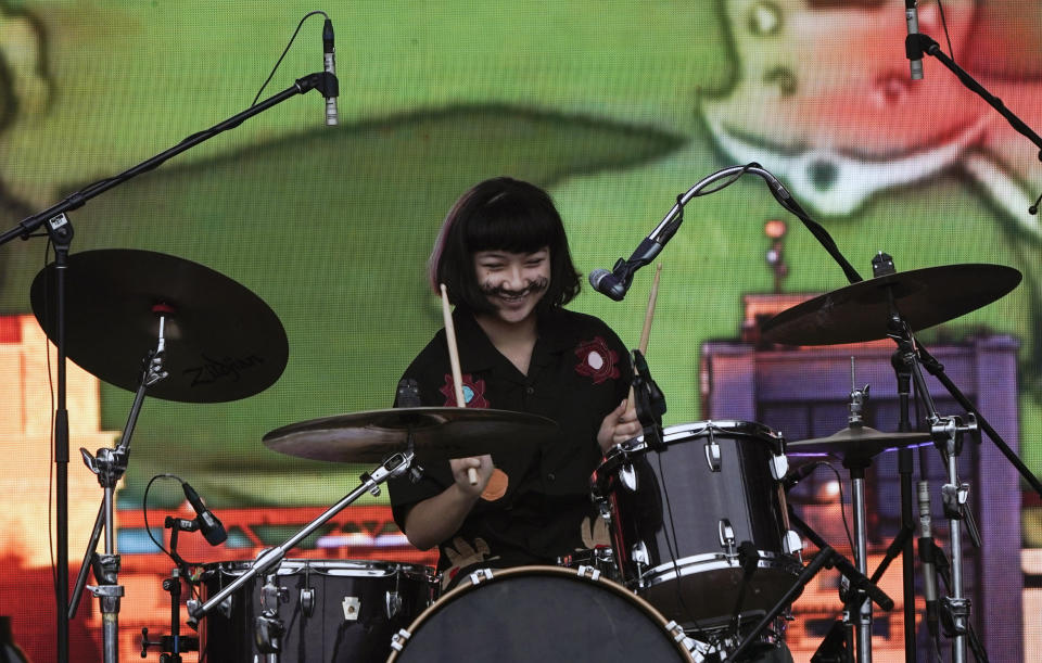 Mila de la Garza de The Linda Lindas durante su concierto en el festival Corona Capital en la Ciudad de México el domingo 20 de noviembre de 2022. (Foto AP/Eduardo Verdugo)