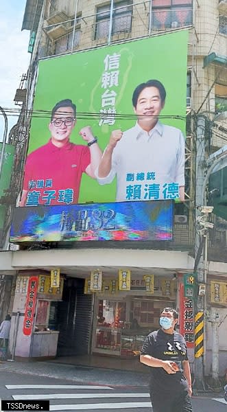 基隆廟口靠近仁四、愛三路的出入口，日前掛上市議員童子瑋與副總統賴清德共同製作的「信賴台灣」，引起民眾熱烈討論。（記者王世明攝）