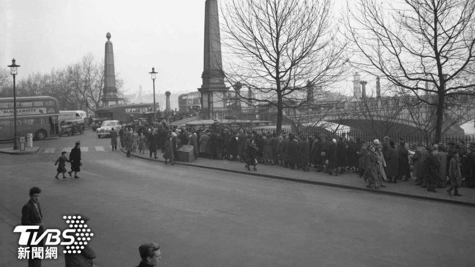 英王喬治六世1952年逝世，超過30萬英國民眾湧入瞻仰靈柩。（圖/達志影像美聯社）