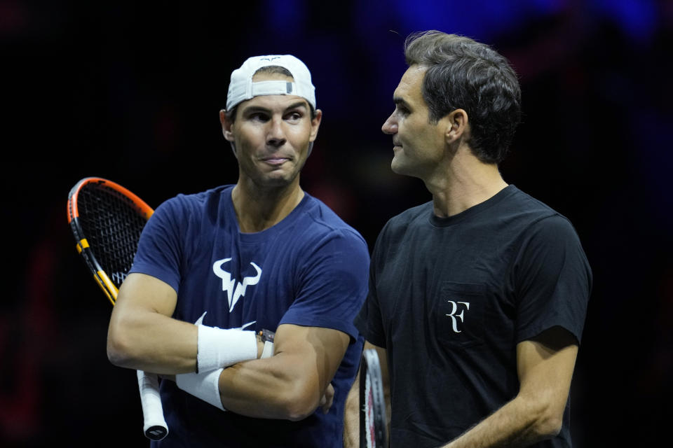 Roger Federer (derecha) y Rafael Nadal durante un entrenamiento previo a la Copa Laver de tenis, el 22 de septiembre de 2022, en Londres. (AP Foto/Kin Cheung)