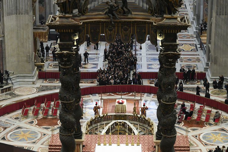 02/01/2023 Miles de personas esperan su turno para rendir un último homenaje a Benedicto XVI, antes de su sepultura. En la basílica de San Pedro, a 2 de enero de 2023 SOCIEDAD VATICAN MEDIA