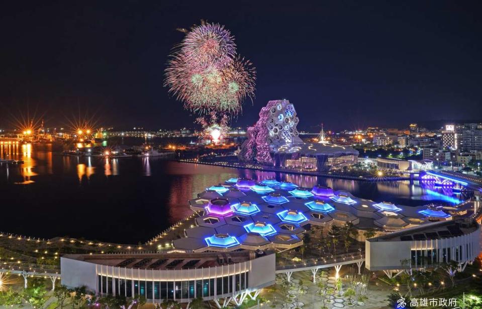 The event this year will be its biggest yet, with seven boats placed around the Inner Harbor of Kaohsiung Port and more than one hundred fireworks installed. (Photo courtesy of the <span>Kaohsiung City Government</span>)
