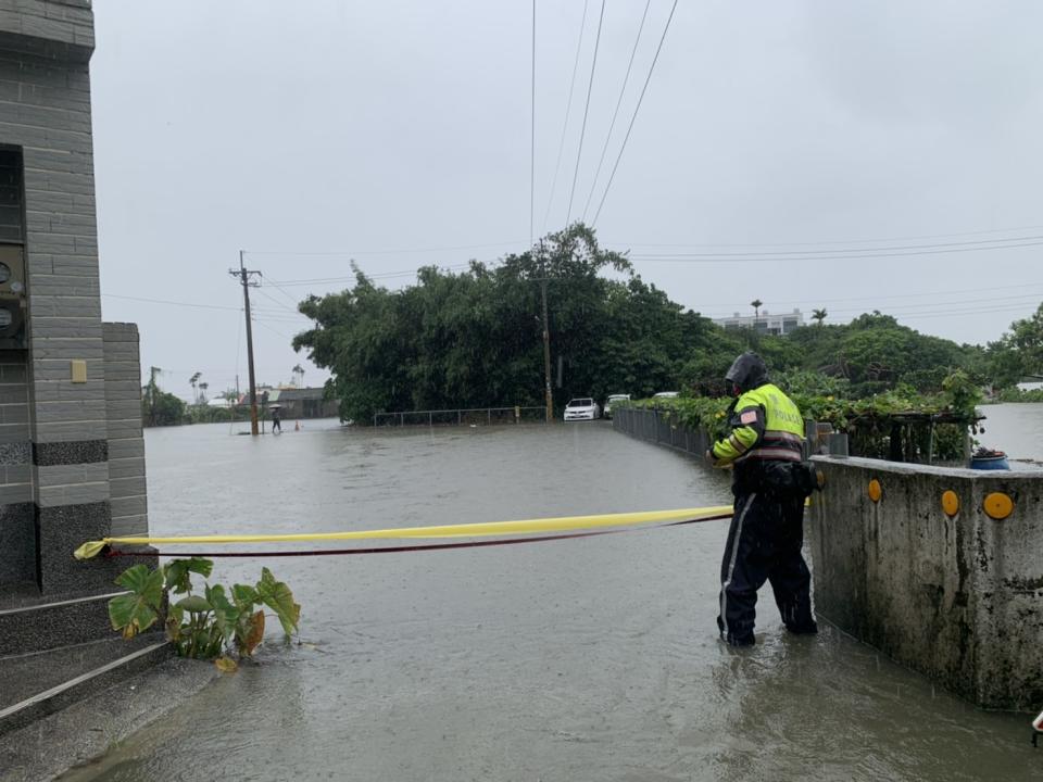 彰化縣線西、伸港、和美等較靠海鄉鎮2日雨勢很大，許多地勢低窪區域、道路一早已淹水，彰化縣警察局和美分局派員巡視並在淹水路段拉封鎖線管制。（中央社／和美分局提供）