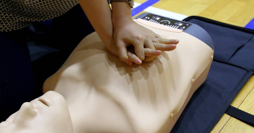 重要時刻時，女性竟比男性接收路人實施CPR的機率還要低。（圖／Pixabay）