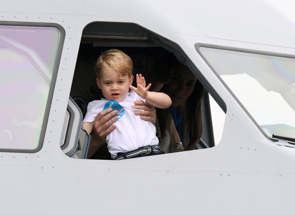 6.  Er liebt Flugzeuge