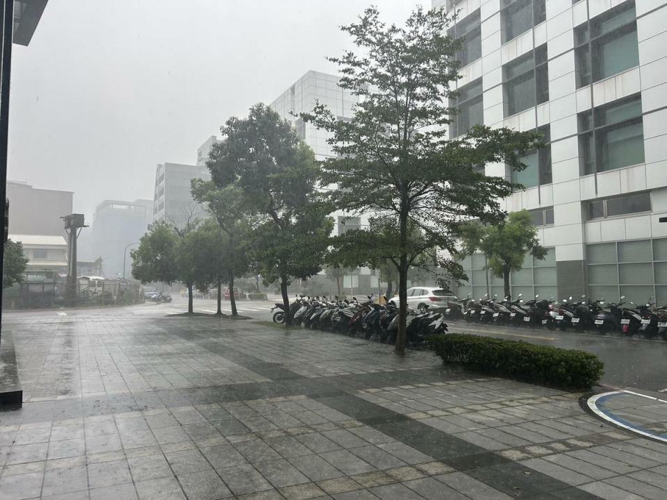 今日午後依然有旺盛的熱對流雲系發展影響，預估降雨熱區會比較偏向中北部地區，有短時強降兩發生的機率。   圖：林岑韋／攝