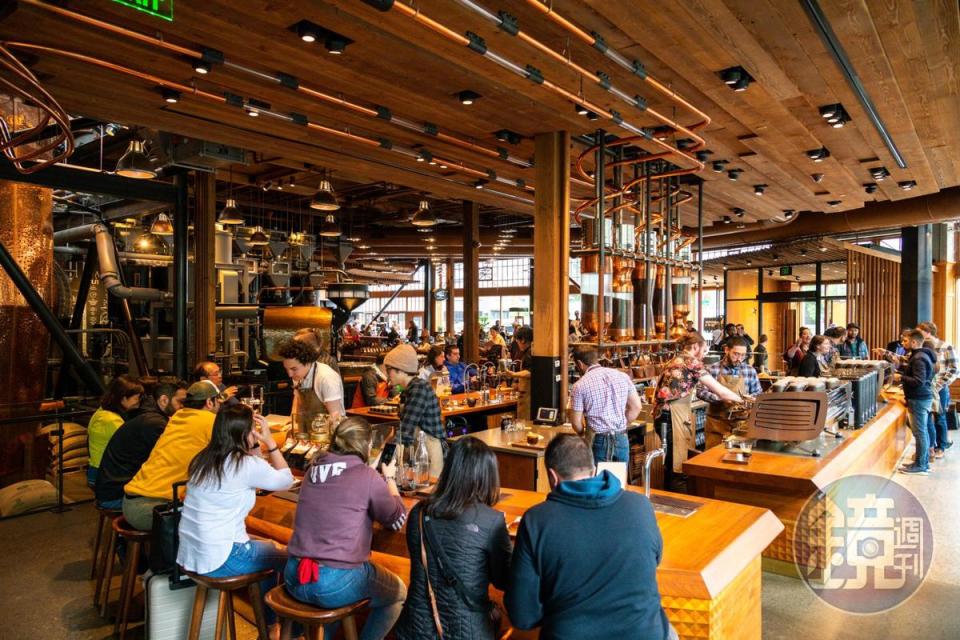 西雅圖的「Starbucks Reserve Roastery and Tasting Room」，是星巴克Reserve系列的第一家旗艦店，天花板上的金屬管有運輸咖啡豆的功能，主咖啡區的吧台極寬敞。