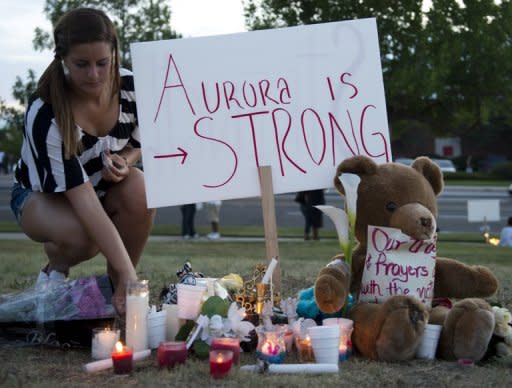 Varios oficiales tuvieron que contener las lágrimas durante la audiencia sobre la masacre en Aurora (un suburbio cerca de Denver, Colorado, oeste) cometida el 20 de julio del año pasado supuestamente por James Holmes, de 25 años, presente en la sala. (AFP | Don Emmert)