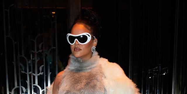 Rihanna Wears Black Sports Bra and Sweats In More Casual Late Maternity  Style - Yahoo Sports