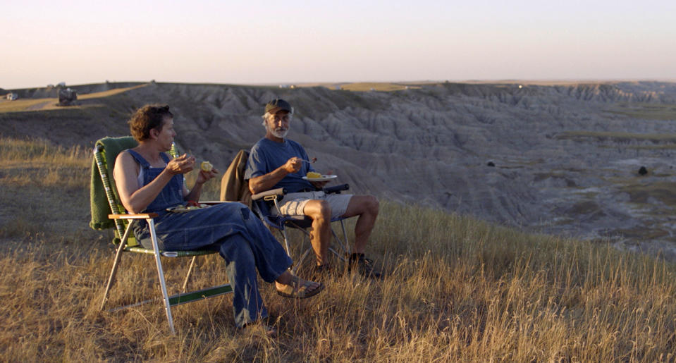 En esta imagen difundida por Searchlight Pictures, Frances McDormand, izquierda, y David Strathairn en una escena de "Nomadland". (Searchlight Pictures via AP)