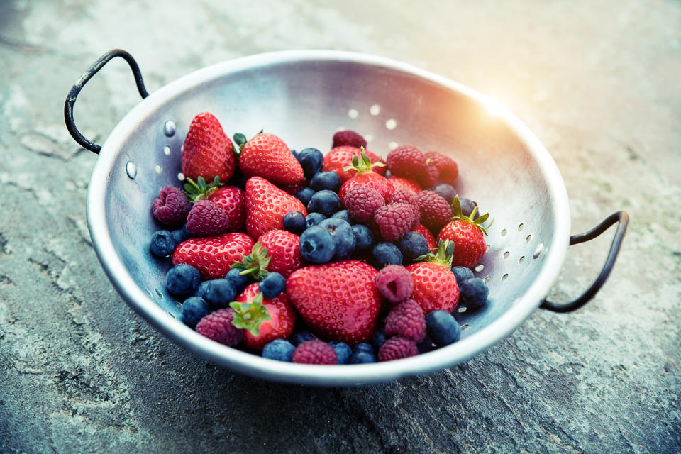 Combina frutos rojos, azules y negros para mejores beneficios. Foto: Getty Images