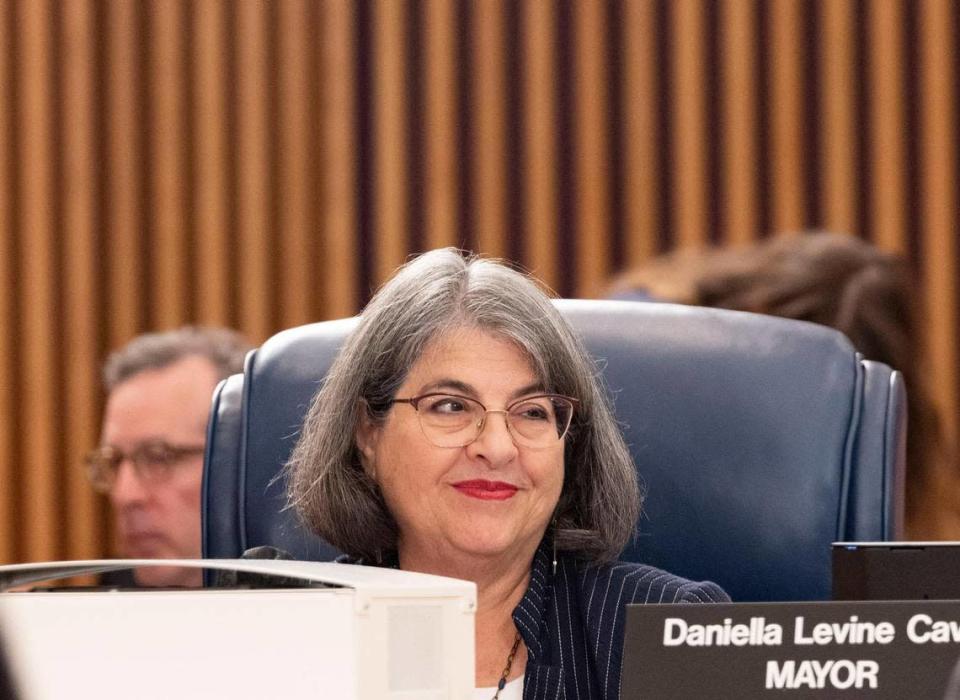 La alcaldesa Daniella Levine Cava sonríe después de que los oradores hablaran en apoyo al presupuesto durante la audiencia final del presupuesto de Miami-Dade antes de votar, el martes 20 de septiembre de 2022, en el Stephen P. Clark Center en el downtown de Miami.
