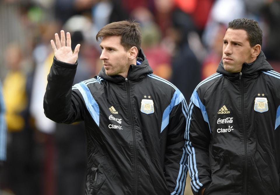 Lionel Messi (izquierda) y Máxi Rodríguez en al reconocimiento de la cancha de Argentina previo a un partido amistoso contra El Salvador, el sábado 28 de marzo de 2015. (AP Foto/Nick Wass)