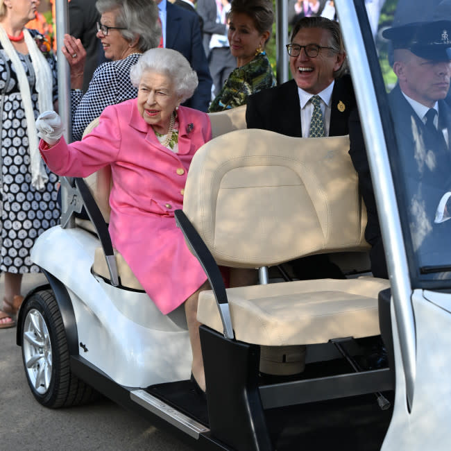 Isabel II en su lujoso carrito de golf credit:Bang Showbiz