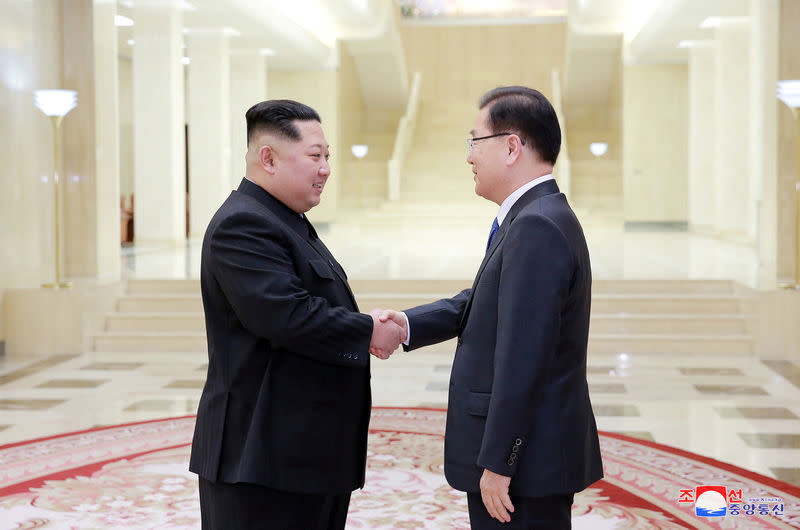 Chung Eui-yong, chef du Bureau de la sécurité nationale sud-coréen serrant la main à Kim Jong Un lors de leur rencontre diplomatique. "Le Nord dit pouvoir avoir des discussions franches avec les Etats-Unis sur la dénucléarisation et la normalisation des relations entre la Corée du Nord et les Etats-Unis", a déclaré l'émissaire sud-coréen à la presse. /Photo diffusée le 6 mars 2018/REUTERS/KCNA