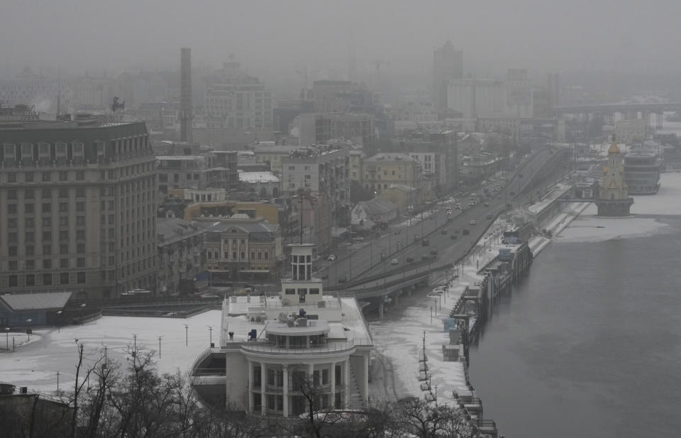 La niebla cubre el centro de la capital de Ucrania, Kiev, el 14 de enero de 2023. (AP Foto/Efrem Lukatsky)