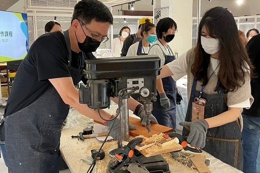 臺北市職能發展學院辦理「KNOCK KNOCK 木工技能體驗工作坊」，參加學員享受動手做的樂趣