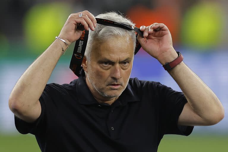 La medalla plateada de subcampeón de la Europa duró poco en el cuello de José Mourinho; el entrenador de Roma se la quitó enseguida y la lanzó a un hincha en la platea, tras su primera final internacional perdida.