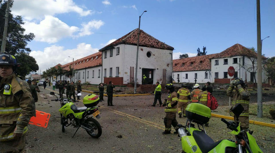 En esta imagen provista por efectivos militares, personal de emergencia responde a un atentado con bomba en una academia de policía, el jueves 17 de enero de 2019, en Bogotá, Colombia. (AP Foto)