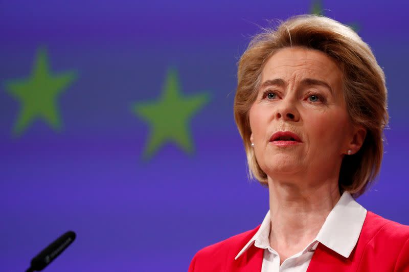 La presidenta de la Comisión Europea, Ursula von der Leyen, celebra una conferencia de prensa en la que detalla los esfuerzos de la UE para limitar el impacto económico del brote de la enfermedad coronavirus (COVID-19), en Bruselas, Bélgica