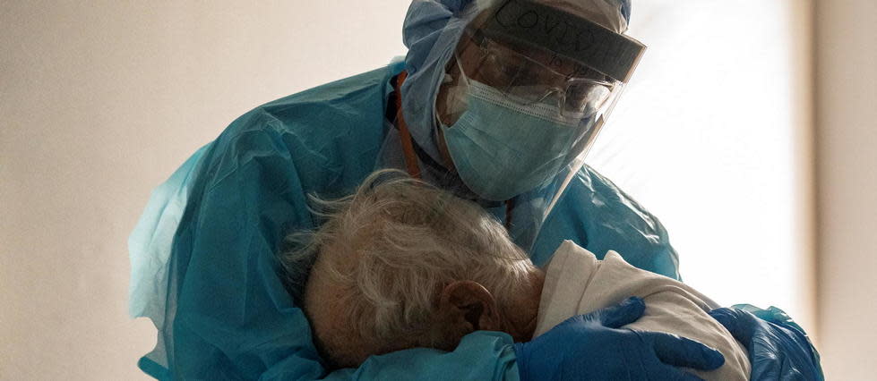 « Il était juste en train de pleurer et au bout d'un moment il est allé mieux et s'est arrêté », explique le médecin qui apparaît sur cette photo.
