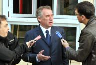 François Bayrou s'exprime aux médias malgré l'interdiction de diffuser des réactions politiques avant l'annonce des résultats définitifs dimanche soir à 20h. AFP/Pierre Andrieu