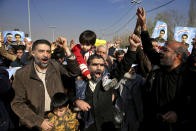 <p>Iranian worshippers chant slogans during a rally against anti-government protestors after the Friday prayer ceremony in Tehran, Iran, Jan. 5, 2018. (Photo: Ebrahim Noroozi/AP) </p>