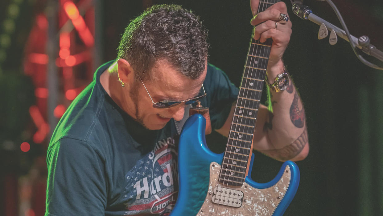  Gary Hoey plays his 1996 One-Off Blue Flame S-type, made by Russ Ng. 