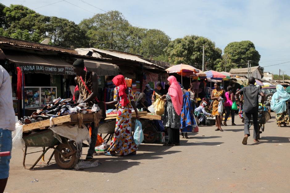 Varias mujeres compran en un mercado gambiano (REUTERS).