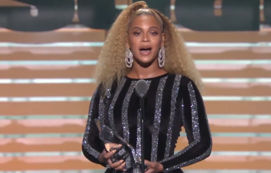 Beyonce introduces Colin Kaepernick at SI’s Sportsperson of the Year awards. (Twitter/@SInow)