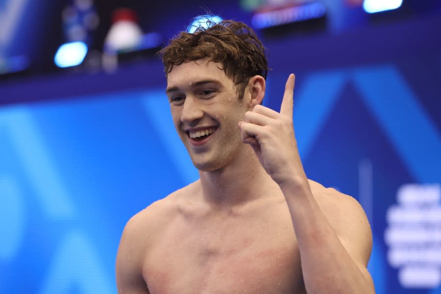 FUKUOKA, JAPAN – JULY 30: Hunter Armstrong of Team United States celebrates winning gold in the Men’s 50m Backstroke Final on day eight of the Fukuoka 2023 World Aquatics Championships at Marine Messe Fukuoka Hall A on July 30, 2023 in Fukuoka, Japan. (Photo by Sarah Stier/Getty Images)
